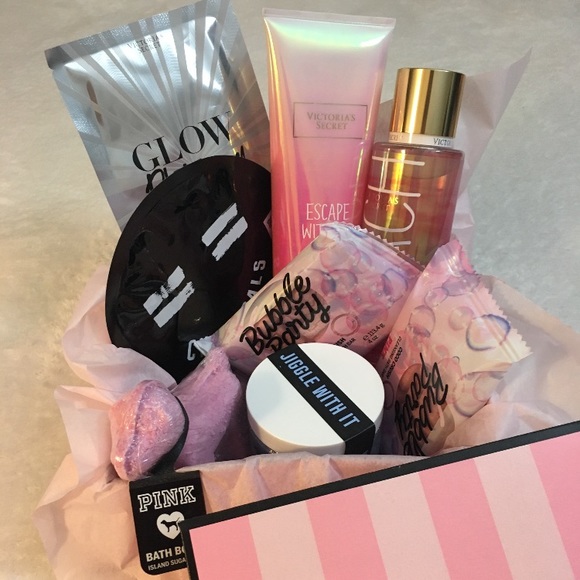 Victoria’s Secret Valentine Gift Basket - Picture 1 of 3